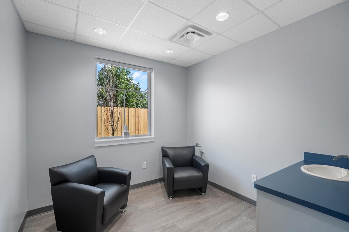 Happy Tails Emergency Veterinary Clinic Exam Room With Sink And Chairs